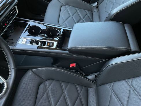 Used 2025 Volkswagen Atlas SE image 36