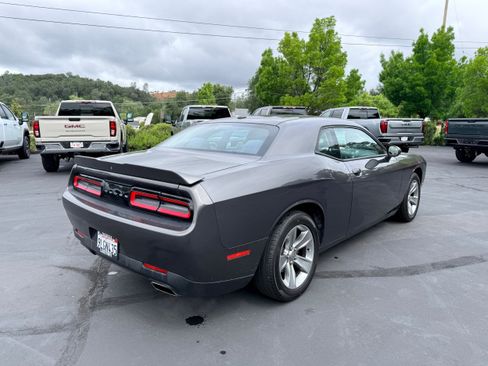 Used 2019 Dodge Challenger SXT RWD image 6