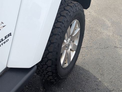 Used 2017 Jeep Wrangler Unlimited Sahara w/ Connectivity Group image 27