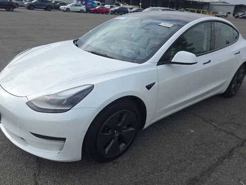 Used 2022 Tesla Model 3 Standard Range image 3