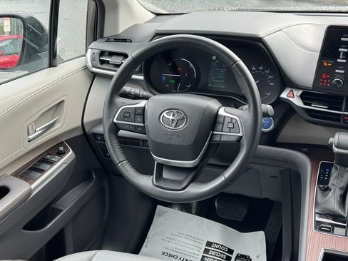 Used 2023 Toyota Sienna XLE FWD image 44