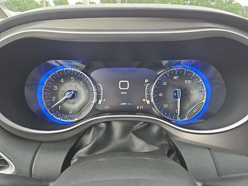 Used 2023 Chrysler Pacifica Touring-L FWD image 46