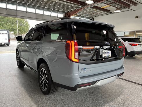 Used 2025 Ford Expedition Platinum image 6