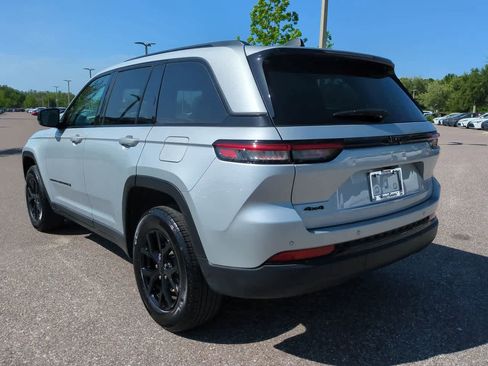 Used 2025 Jeep Grand Cherokee Altitude AWD/4WD image 4
