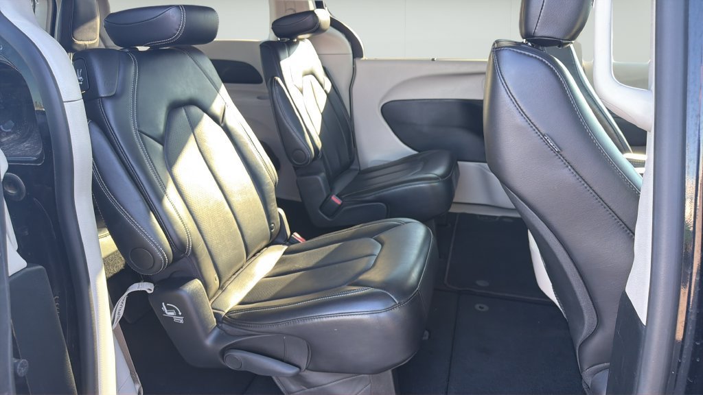 Used 2024 Chrysler Pacifica Touring-L FWD image 12
