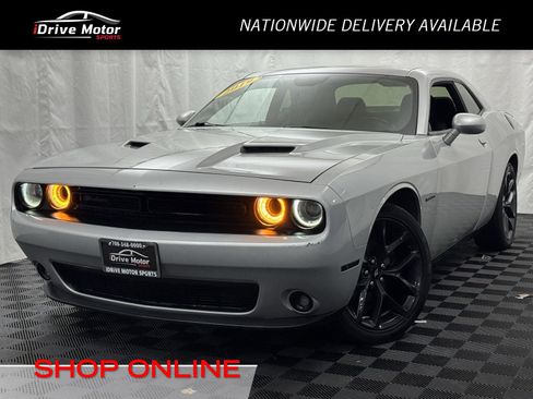 Used 2019 Dodge Challenger SXT w/ Blacktop Package image 1