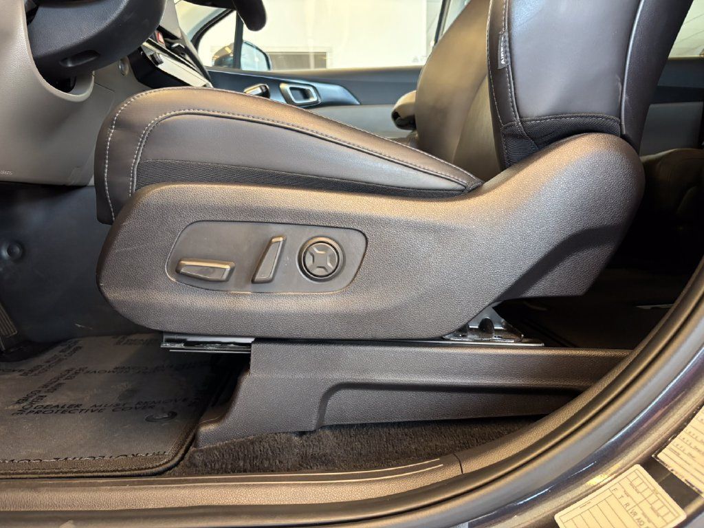 Used 2025 Kia Carnival FWD image 17