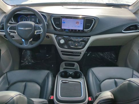 Used 2023 Chrysler Pacifica Touring-L image 15