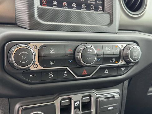 Used 2021 Jeep Wrangler Unlimited Sport AWD/4WD image 18