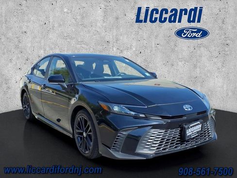 Used 2025 Toyota Camry SE w/ Convenience Package FWD image 1