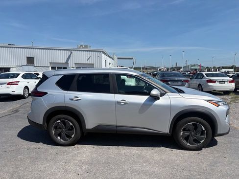 Used 2025 Nissan Rogue SV FWD image 4