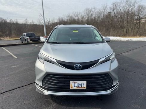 Used 2024 Toyota Sienna XLE image 8