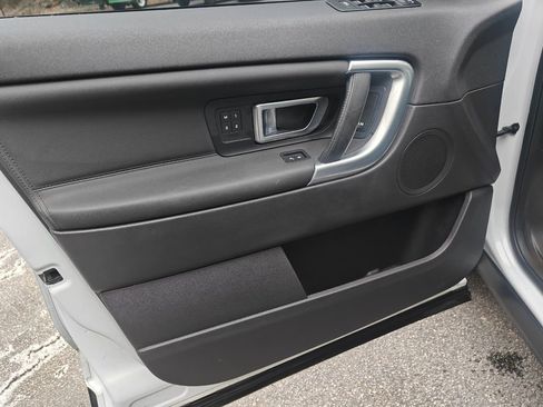 Used 2018 Land Rover Discovery Sport HSE image 11