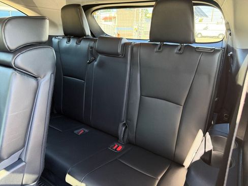 Used 2022 Toyota Highlander XLE AWD/4WD image 33