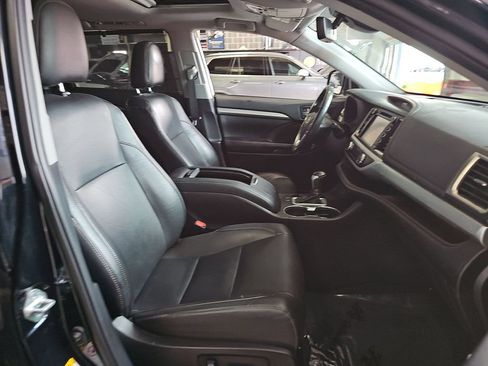 Used 2019 Toyota Highlander XLE w/ Carpet Mat Package (TMS) AWD/4WD image 15