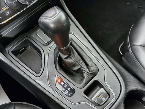 Used 2020 Jeep Cherokee Latitude Plus w/ Cold Weather Group FWD image 20