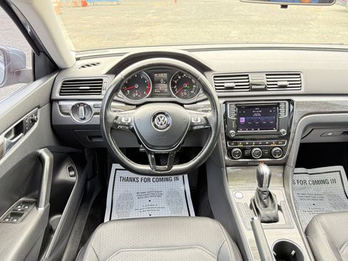 Used 2018 Volkswagen Passat 2.0T SE image 25