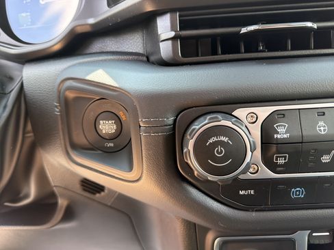 Used 2025 Jeep Wrangler Unlimited Sahara AWD/4WD image 24