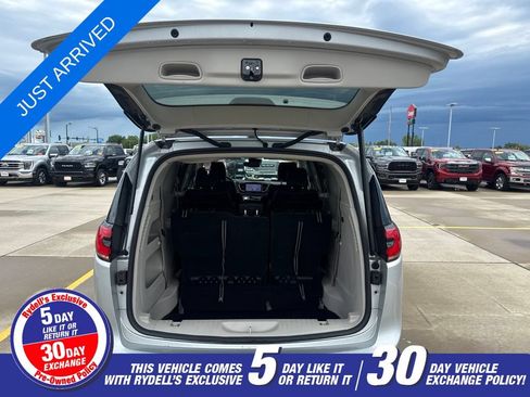 Certified 2024 Chrysler Pacifica Touring-L FWD image 21