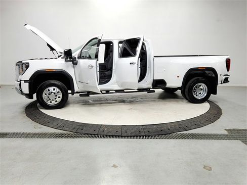Used 2025 GMC Sierra 3500 Denali w/ Technology Package image 12