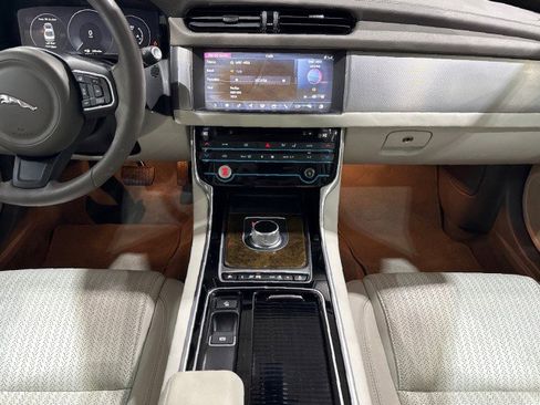 Used 2016 Jaguar XF Prestige image 58