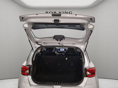 Used 2023 Hyundai Venue SEL FWD image 12