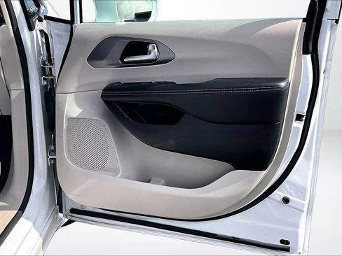 Used 2022 Chrysler Pacifica Touring-L FWD image 22