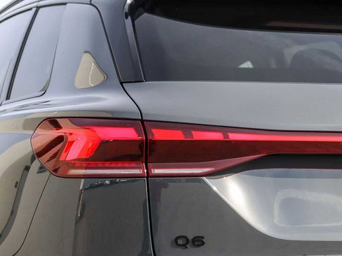 Used 2025 Audi Q6 e-tron Premium w/ Convenience Package image 12