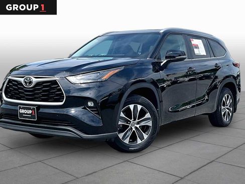 Used 2023 Toyota Highlander XLE AWD/4WD image 1