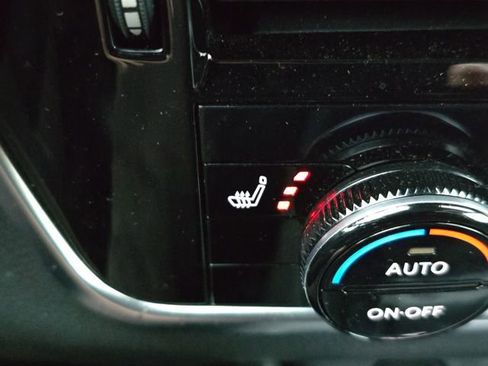 Used 2024 Nissan Rogue SL image 16