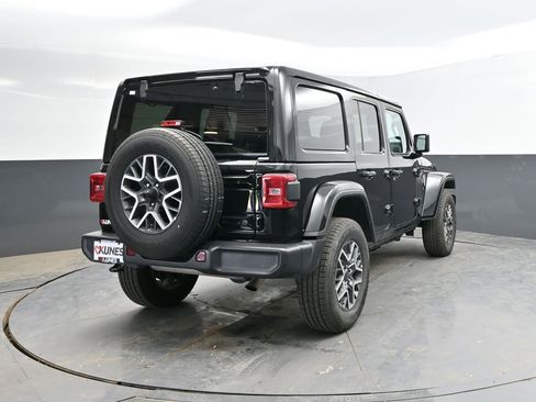 Used 2025 Jeep Wrangler Unlimited Sahara AWD/4WD image 9