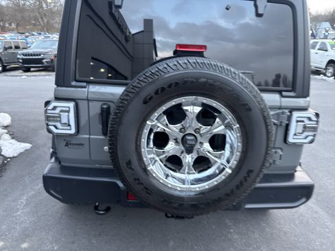 Used 2019 Jeep Wrangler Sport image 4