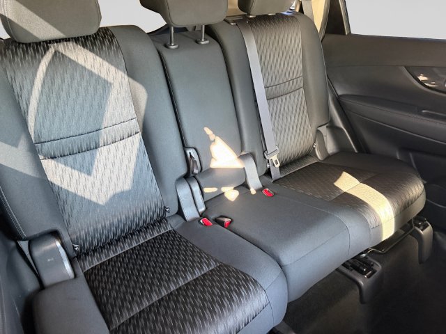 Used 2018 Nissan Rogue SV w/ Premium Package FWD image 18