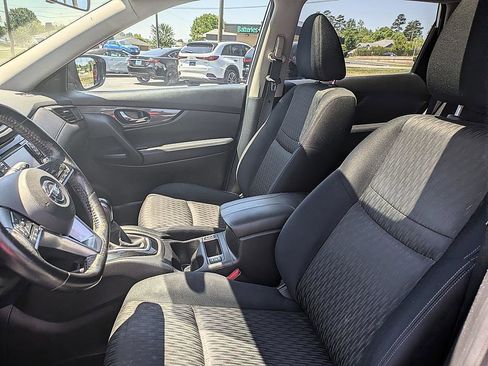 Used 2017 Nissan Rogue SV w/ SV Premium Package image 11