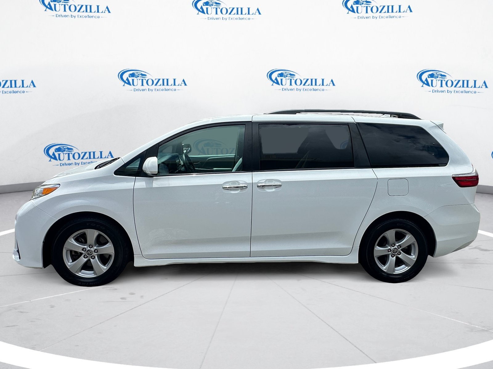 Used 2020 Toyota Sienna LE FWD image 2