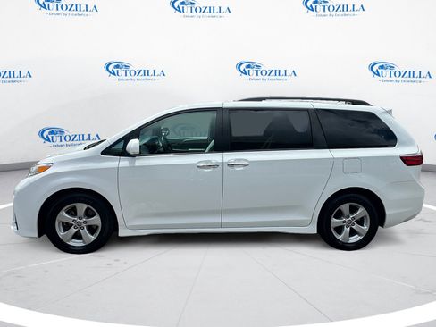 Used 2020 Toyota Sienna LE FWD image 2