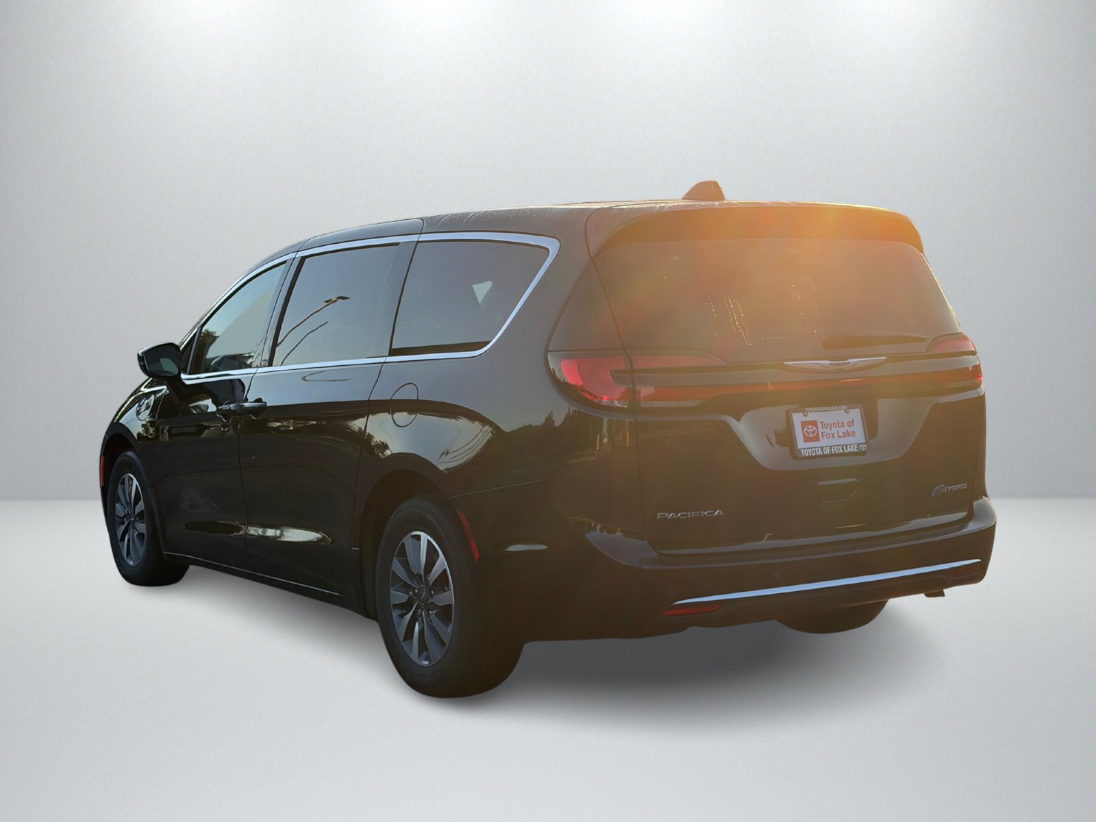 Used 2024 Chrysler Pacifica Limited w/ Uconnect Theater Family Group FWD image 3