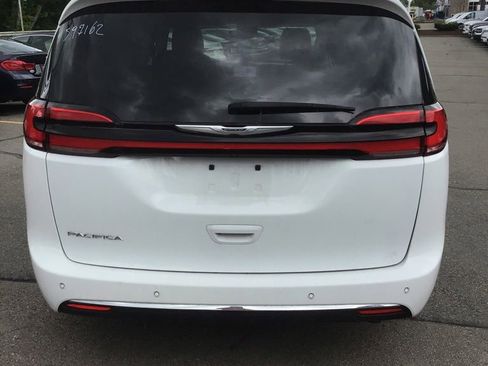 Used 2023 Chrysler Pacifica Touring-L FWD image 4