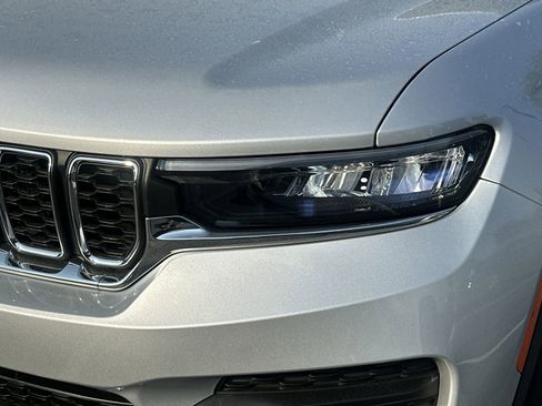 Used 2025 Jeep Grand Cherokee Laredo X image 11