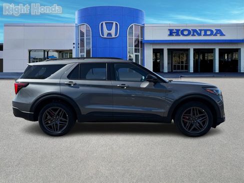 Used 2025 Ford Explorer ST-Line w/ Premium Package image 8