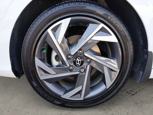 New 2025 Hyundai Elantra SEL image 14