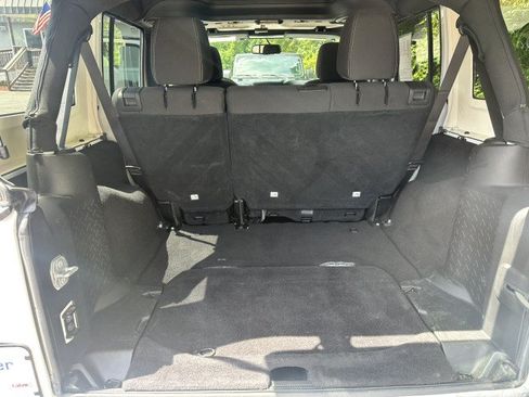 Used 2017 Jeep Wrangler Unlimited Sahara w/ Connectivity Group AWD/4WD image 16