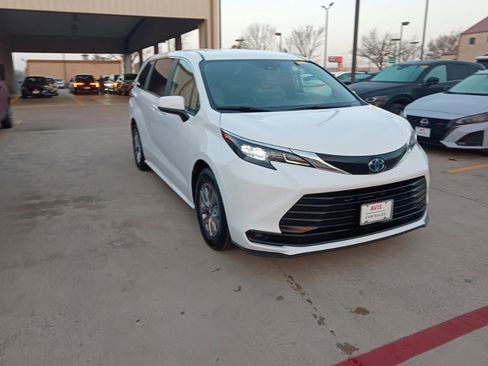 Used 2025 Toyota Sienna LE image 6