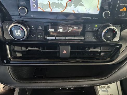 Used 2021 Toyota Highlander XLE AWD/4WD image 19