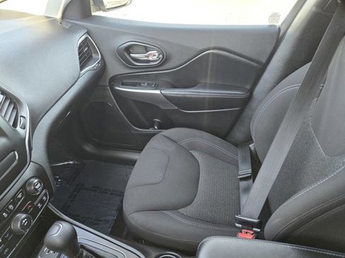 Used 2019 Jeep Cherokee Latitude w/ Cold Weather Group image 15