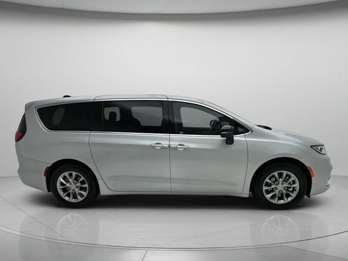 Used 2026 Chrysler Pacifica Limited FWD image 2