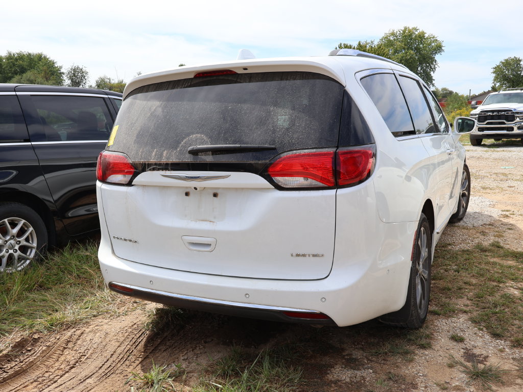 Used 2017 Chrysler Pacifica Limited w/ Advanced Safetytec Group FWD image 16