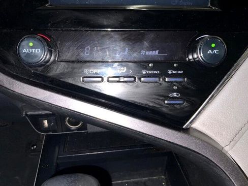 Used 2018 Toyota Camry SE image 16