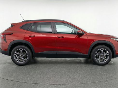 Used 2025 Chevrolet Trax LT w/ LT Convenience Package FWD image 11
