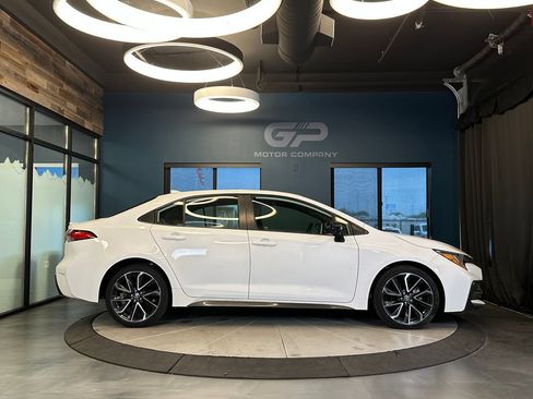 Used 2020 Toyota Corolla SE FWD image 2